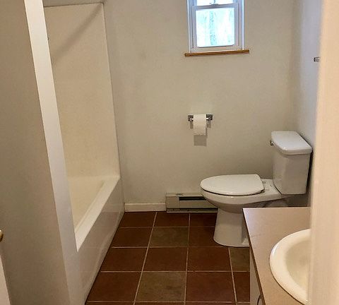 Full bathroom w/ tub/shower