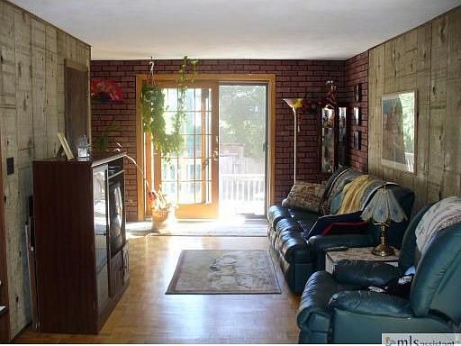 Sunfilled Livrm with slider to lg deck overlooks yard