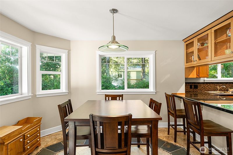 4th image of 643 Woodland Loop NE