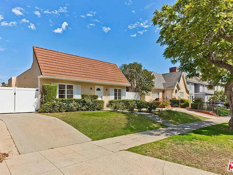 212 N Palm Dr — Photo 1