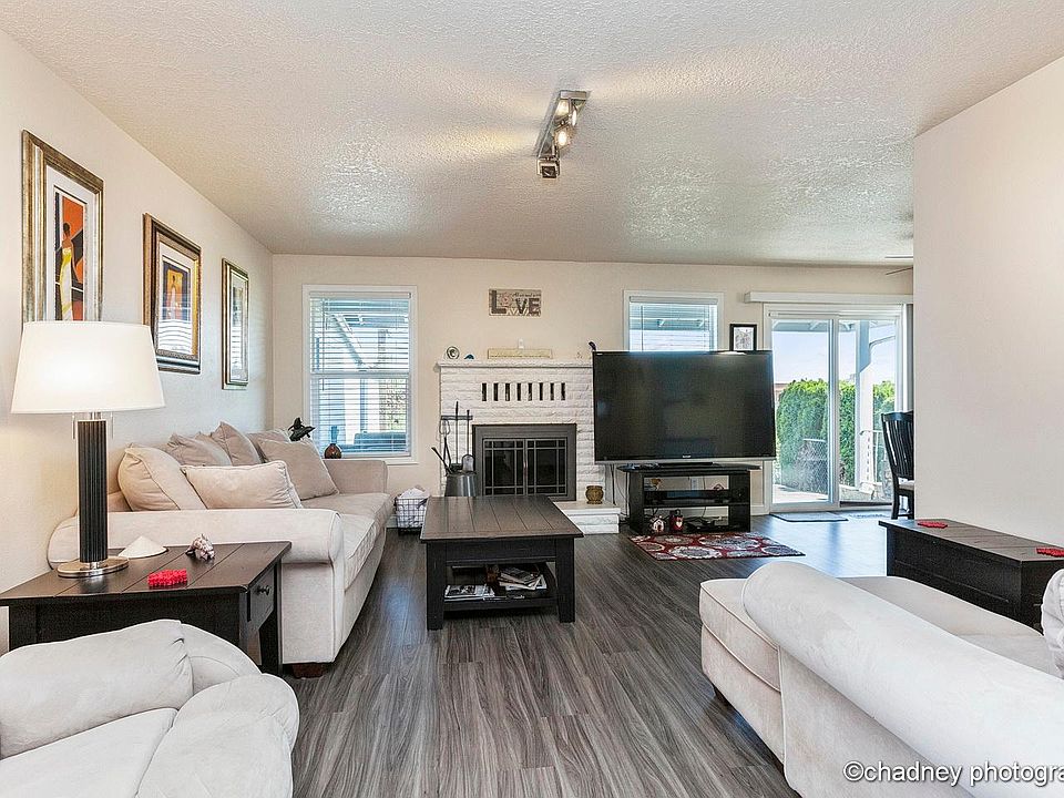 Living Room w/ Large Flat Screen TV