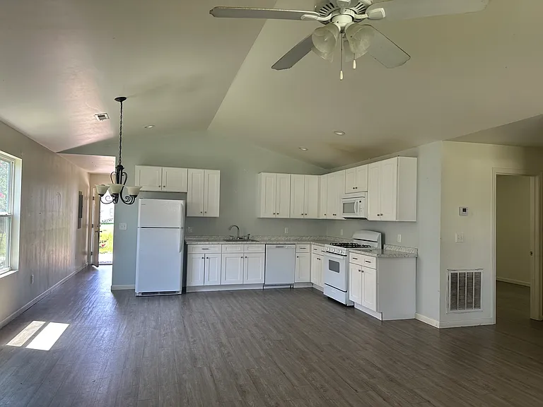 204 Dillon Dr — Photo 3