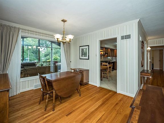 4th image of 9904 Crestwood Dr
