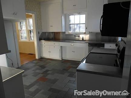 Living room
						:
						Wood burning fireplace