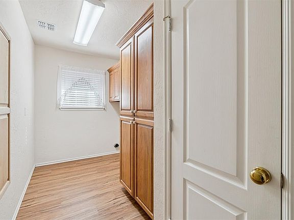 5th image of 908 Heather Glen Dr