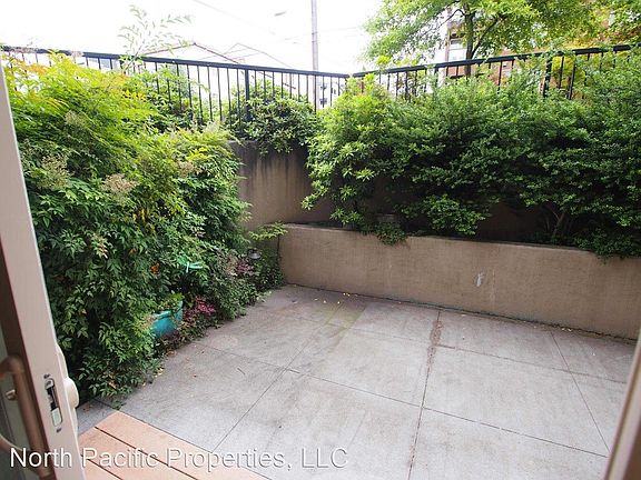3rd image of 2243 Franklin Ave E APT 101