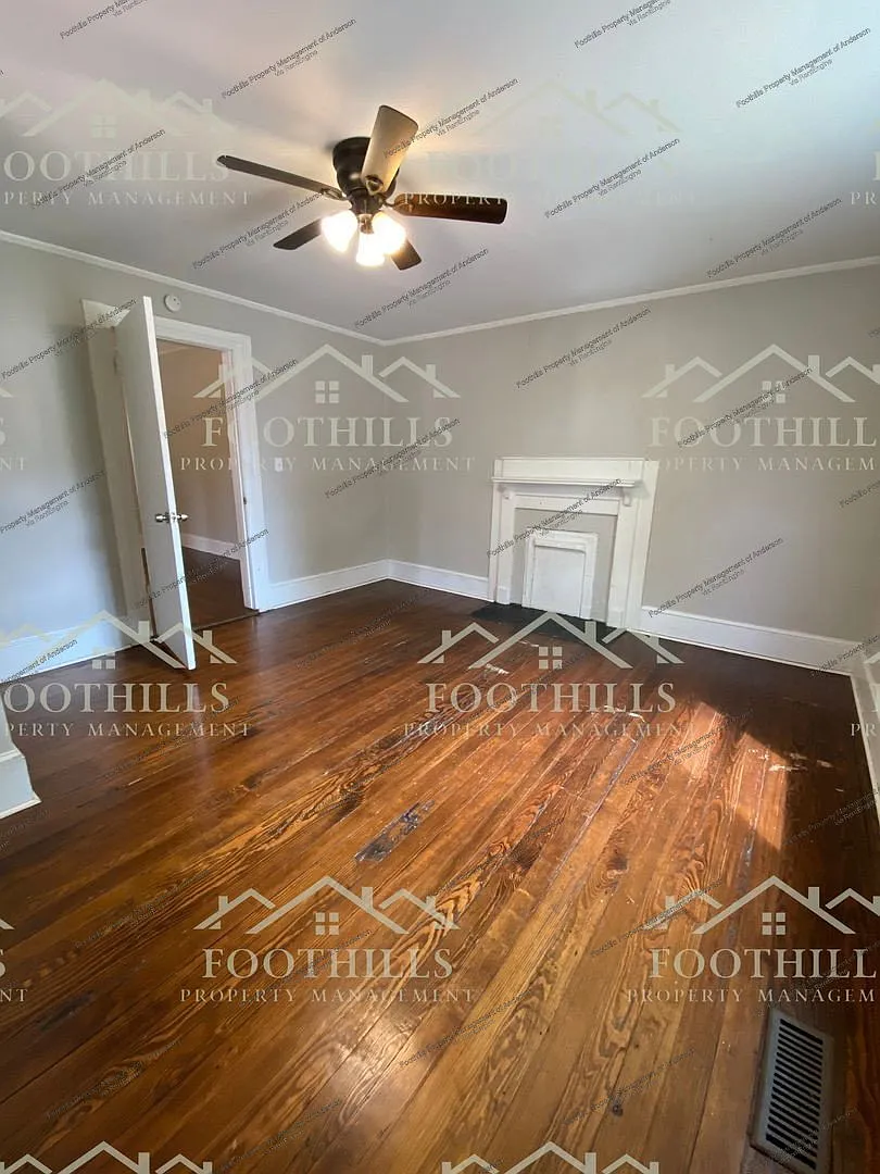 3 bed, 1.0 bath, 1298 sqft, $1,075 — Photo 3