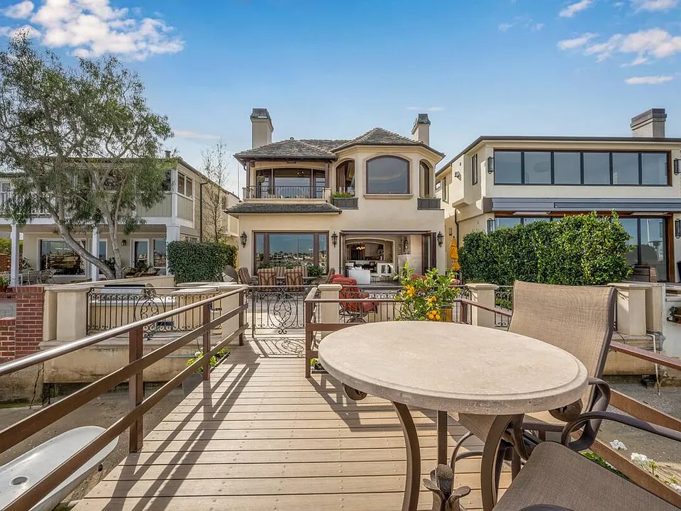 1104 W Bay Ave