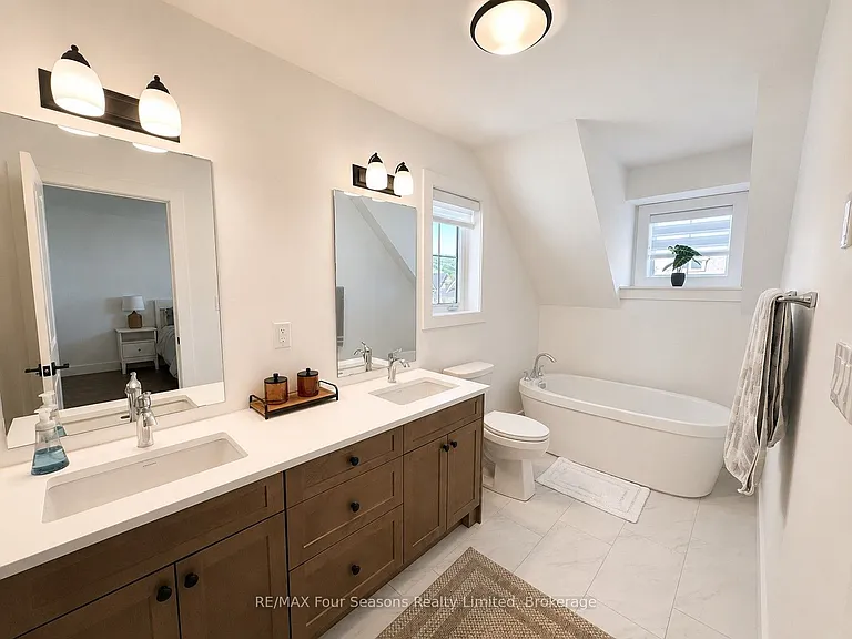 137 White Oak Cres — Photo 12