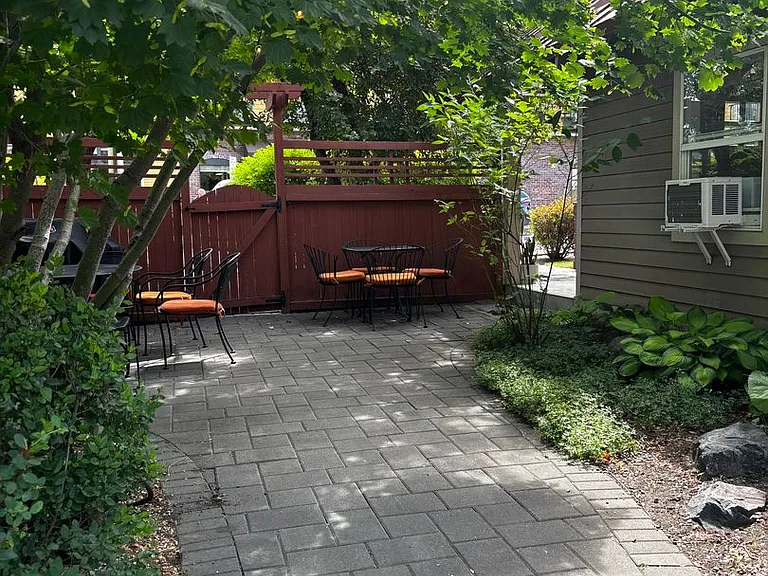 139 NW Broadway St — Photo 8