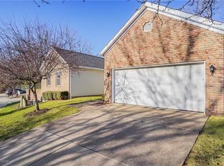 1718 N Pointe Dr NW, Canton, OH 44708