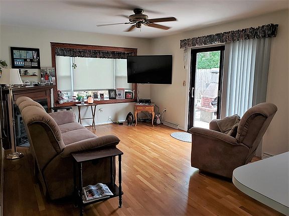 4th image of 391 Naylor Ct
