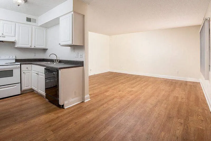 Oak Manor Apartment Homes — Photo 2