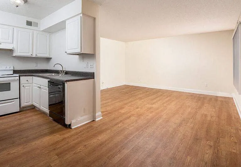 Oak Manor Apartment Homes — Photo 2