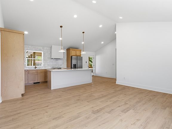 5th image of 235 Graeme Dr