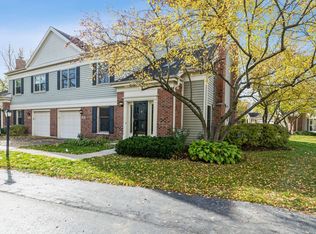 1955 N Charter Point Dr, Arlington Heights, IL 60004