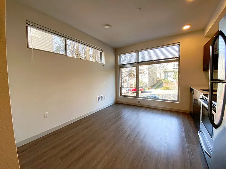 East John Apartments — Photo 15