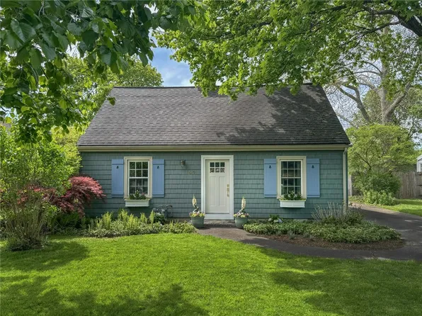 60 Village Ln, Rochester, NY 14610