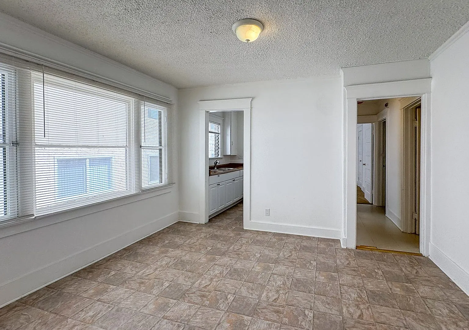 Wilshire Center Neighborhood | Upstairs 1 Bed 1 Bath Plus Bonus Room — Photo 3
