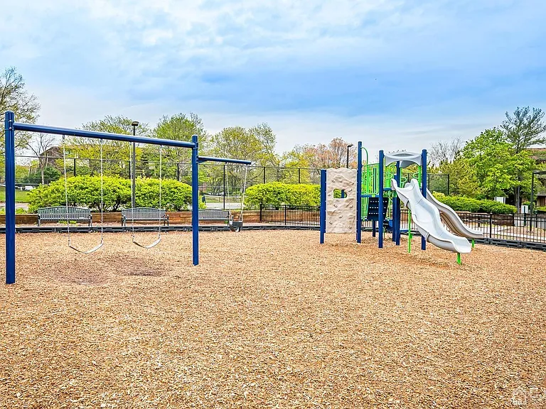 1811 Green Hollow Dr — Photo 20