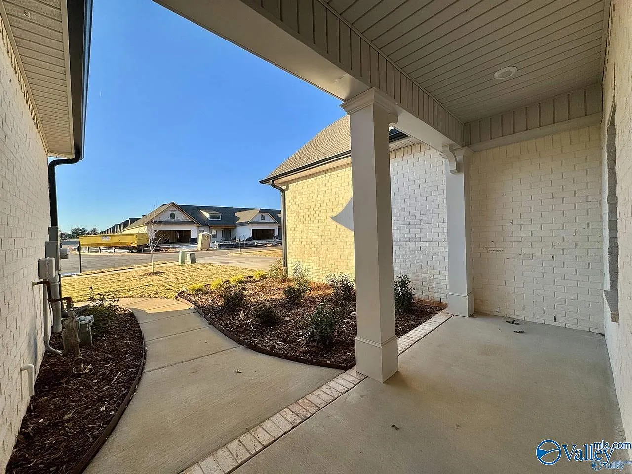 3 bed, 2.0 bath, 1850 sqft, $2,100 — Photo 2