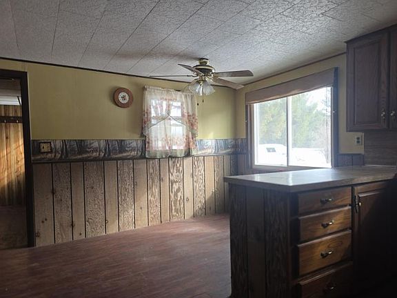 5th image of 8446 Bamfield Rd