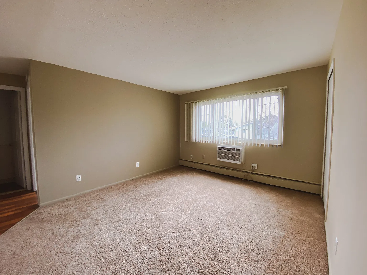 Holland Gardens Apartments — Photo 3