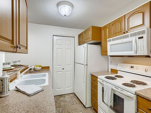 4th image of 15433 Country Club Dr Unit D-103