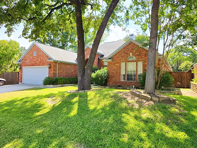 1601 Twilight Dr — Photo 2