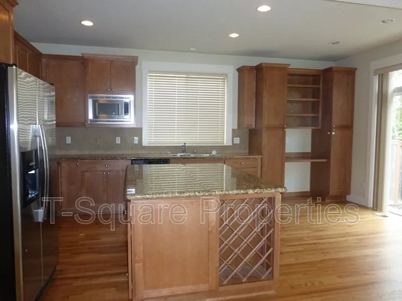 4 bed, 2.5 bath, 2530 sqft, $4,600 — Photo 4