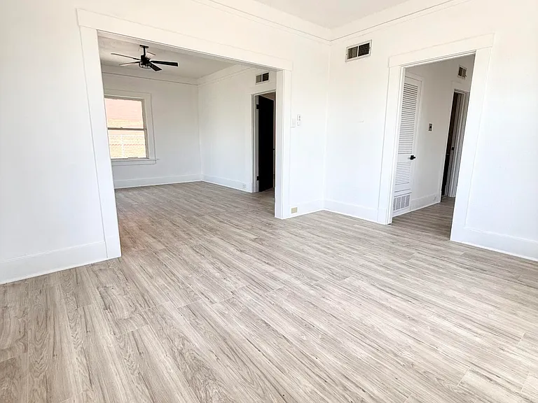 3203 Frankfort Ave — Photo 6