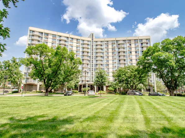 20 N Tower Rd APT 1M, Oak Brook, IL 60523