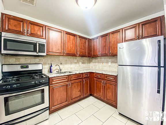 4th image of 137 Herkimer St #2RT