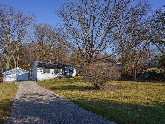 3rd image of 875 Forest Dr