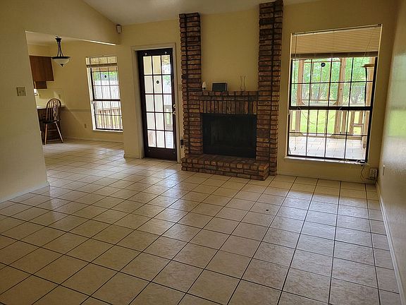 Living room with fireplace 