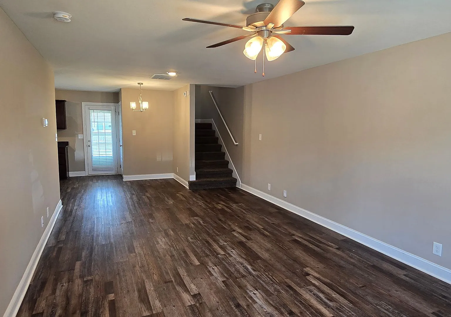 Beautiful 3 BDS 2 BA with fenced in yard — Photo 3