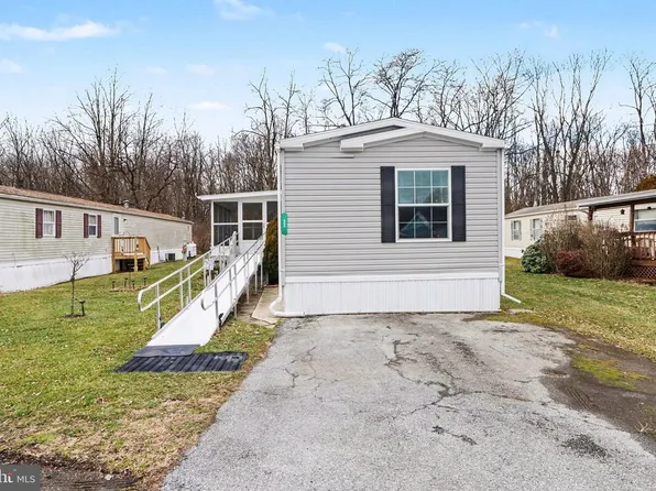 32 Hathaway Dr, Carlisle, PA 17015