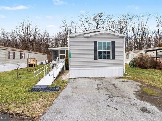 32 Hathaway Dr, Carlisle, PA 17015
