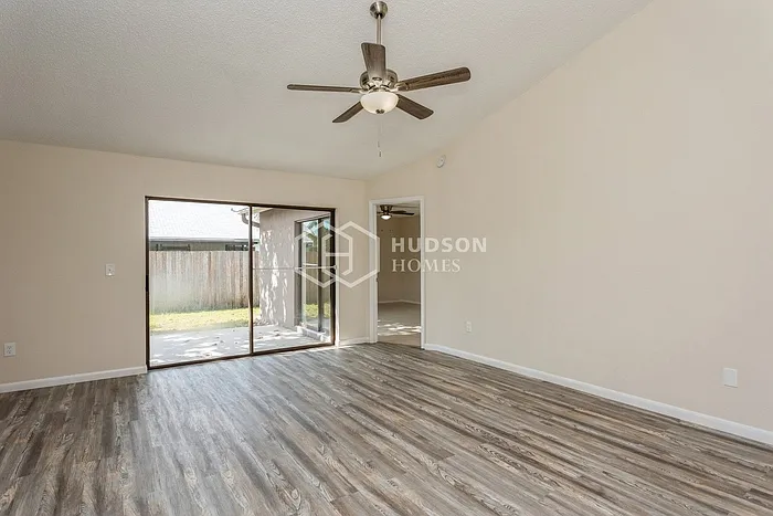 3 bed, 2.0 bath, 1226 sqft, $2,180 — Photo 4