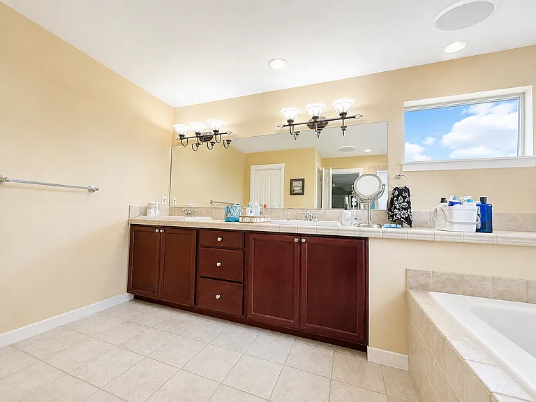 220 246th Ct NE — Photo 7