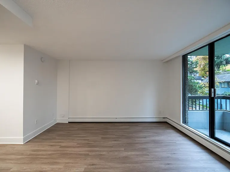 1348 Barclay St — Photo 9