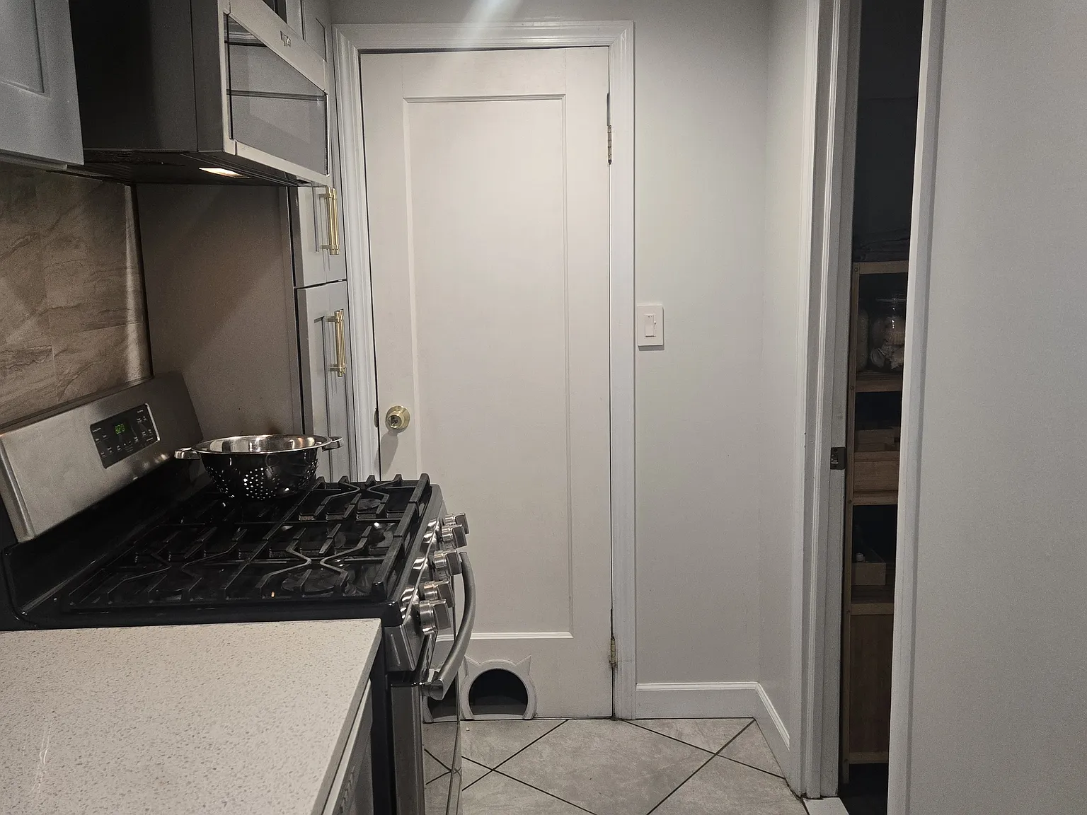 1 bed, 950 sqft, $1,820 — Photo 3