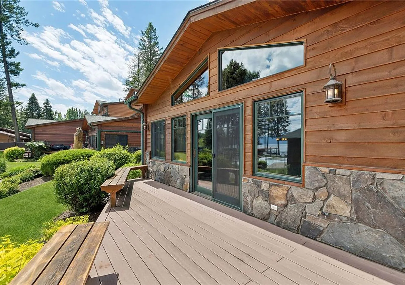 Upscale Lakeside Condo — Photo 2