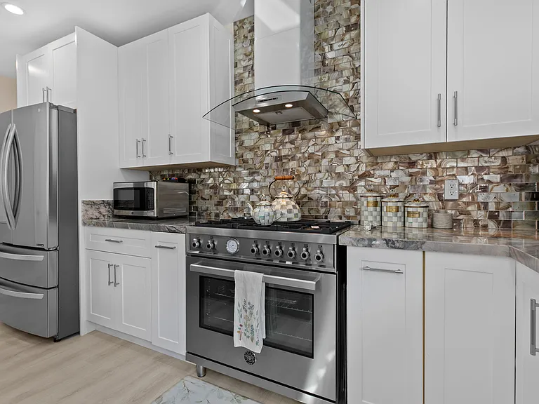 2101 E Glenoaks Blvd — Photo 11