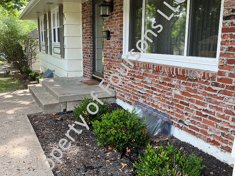 7908 W 92nd St — Photo 2