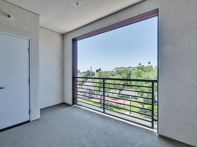 Downtown Ontario Luxury Apartments — Photo 39