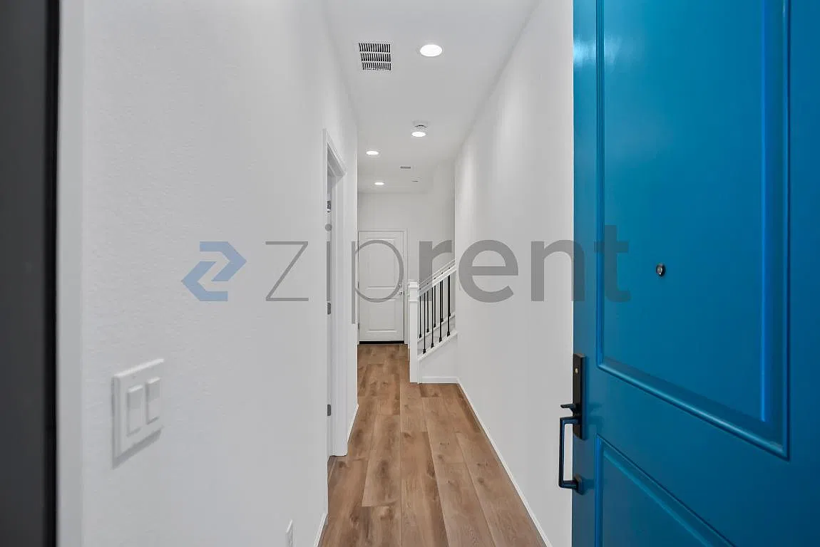 4 bed, 3.5 bath, 2192 sqft, $4,950 — Photo 4