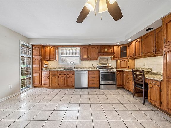 3rd image of 6 Marilou Dr
