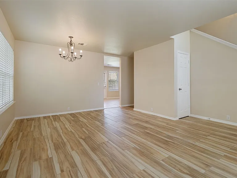 401 Spruce Dr — Photo 5