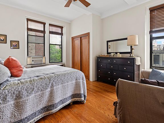 3rd image of 135 W 79th St APT 4C